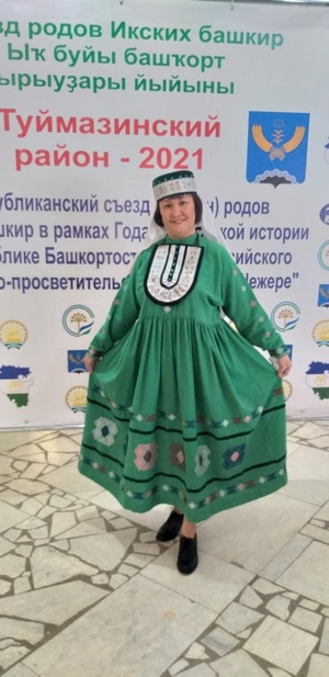 Уҡытыусы, шағирә, журналист...