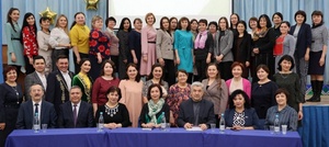 Башҡорт теле һәм әҙәбиәте уҡытыусылары түңәрәк өҫтәл артында осрашты