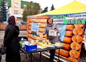 В День Республики районная газета «АСЫЛЫКУЛЬ» - «БАЛКАНТАУ» провела на центральной площади города Давлеканово День подписчика