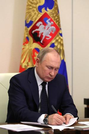 Путин подписал закон о госязыке, регулирующий употребление иностранных слов