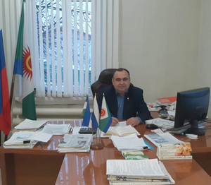 Тыуған ауылына гәзиттәр бүләк итте