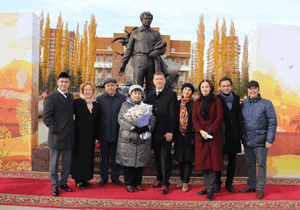  Уфе возложили цветы к памятнику Мустая Карима